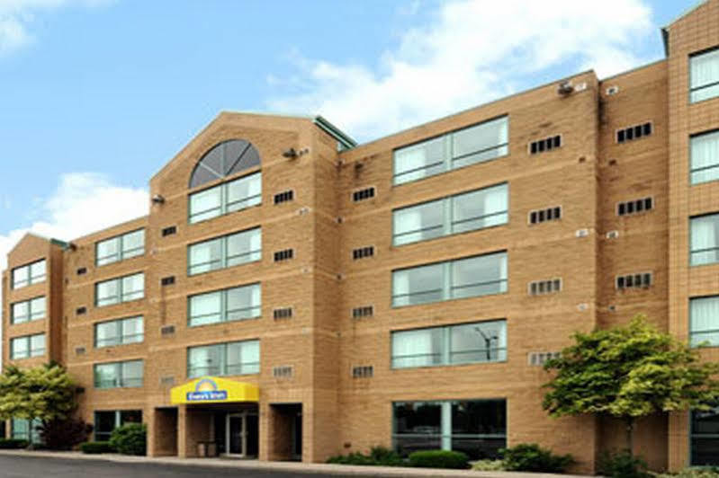 Days Inn By Wyndham Niagara Falls Lundys Lane Exterior photo
